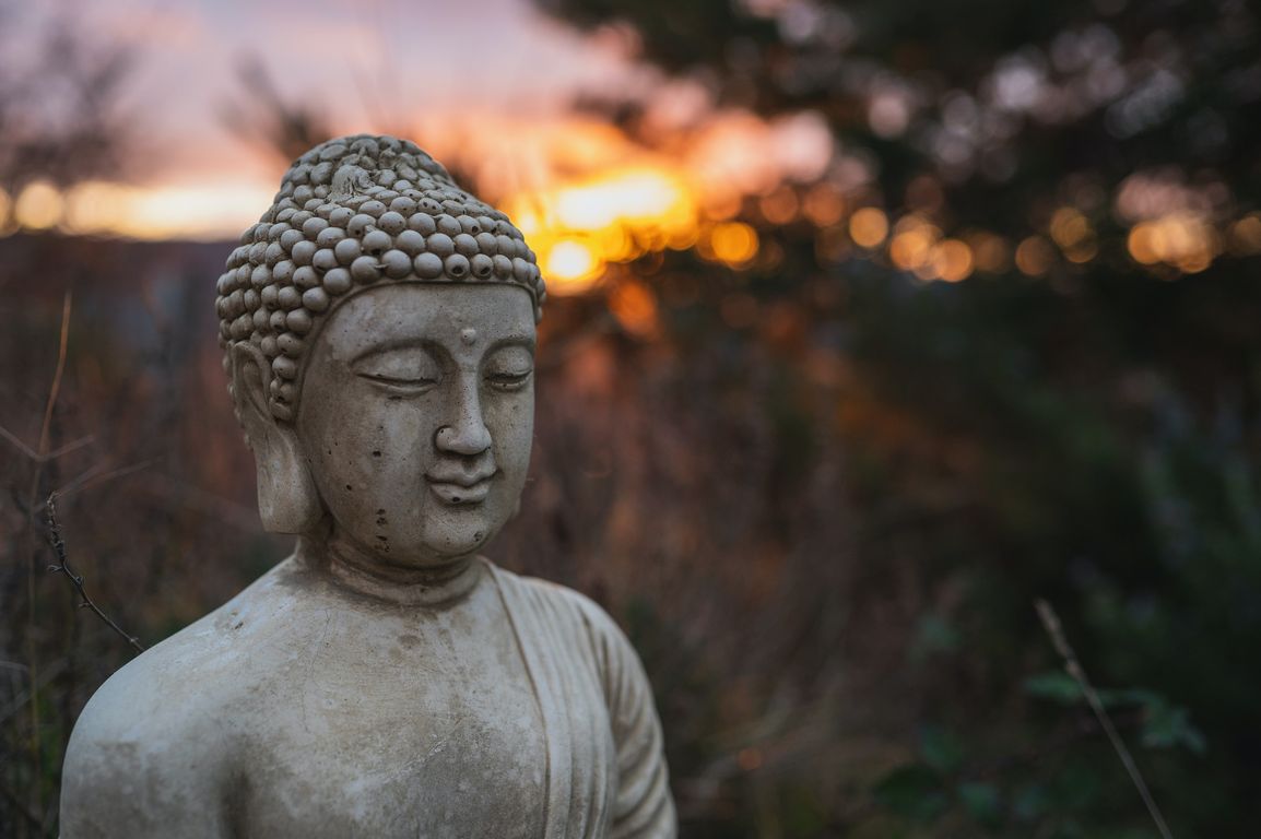 Gesicht eines Buddha im Sonnenuntergang