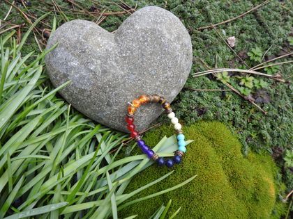 Stein in Herzform und Perlenarmband