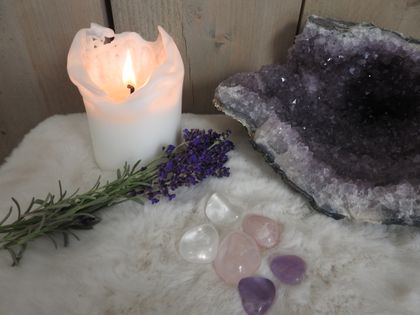 Kerze, Blumen und Heilsteine